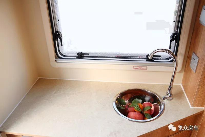 超大床還是國(guó)六汽油四驅(qū)房車,選它沒(méi)錯(cuò) 超大床還是國(guó)六汽油四驅(qū)房車,選它沒(méi)錯(cuò)