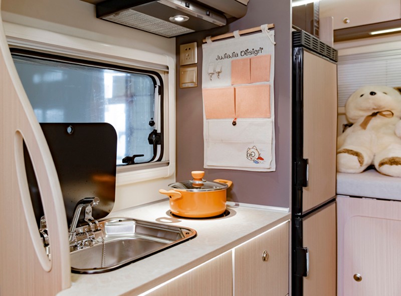 喜歡自駕游，不知道怎么選房車，看看這款四驅房車