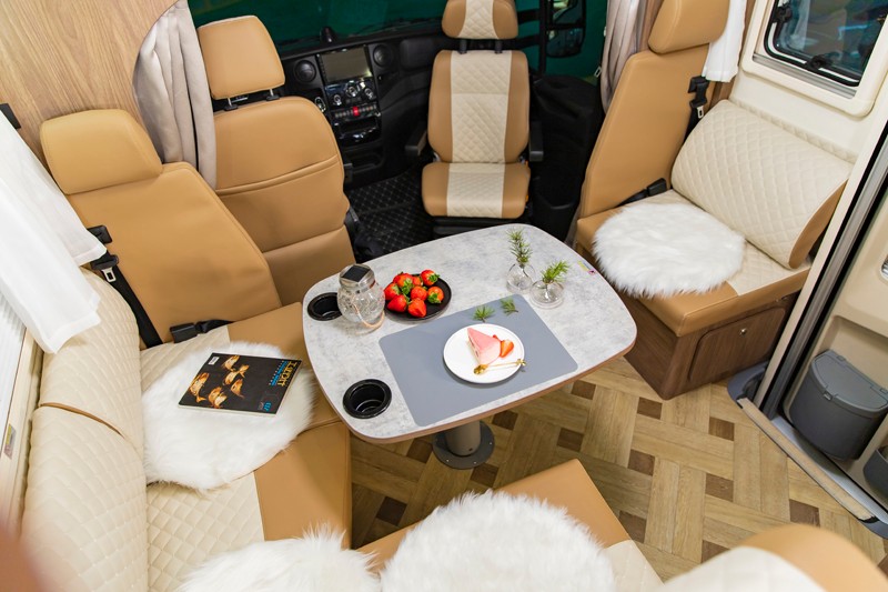 這兩款自動擋房車您會選哪款？