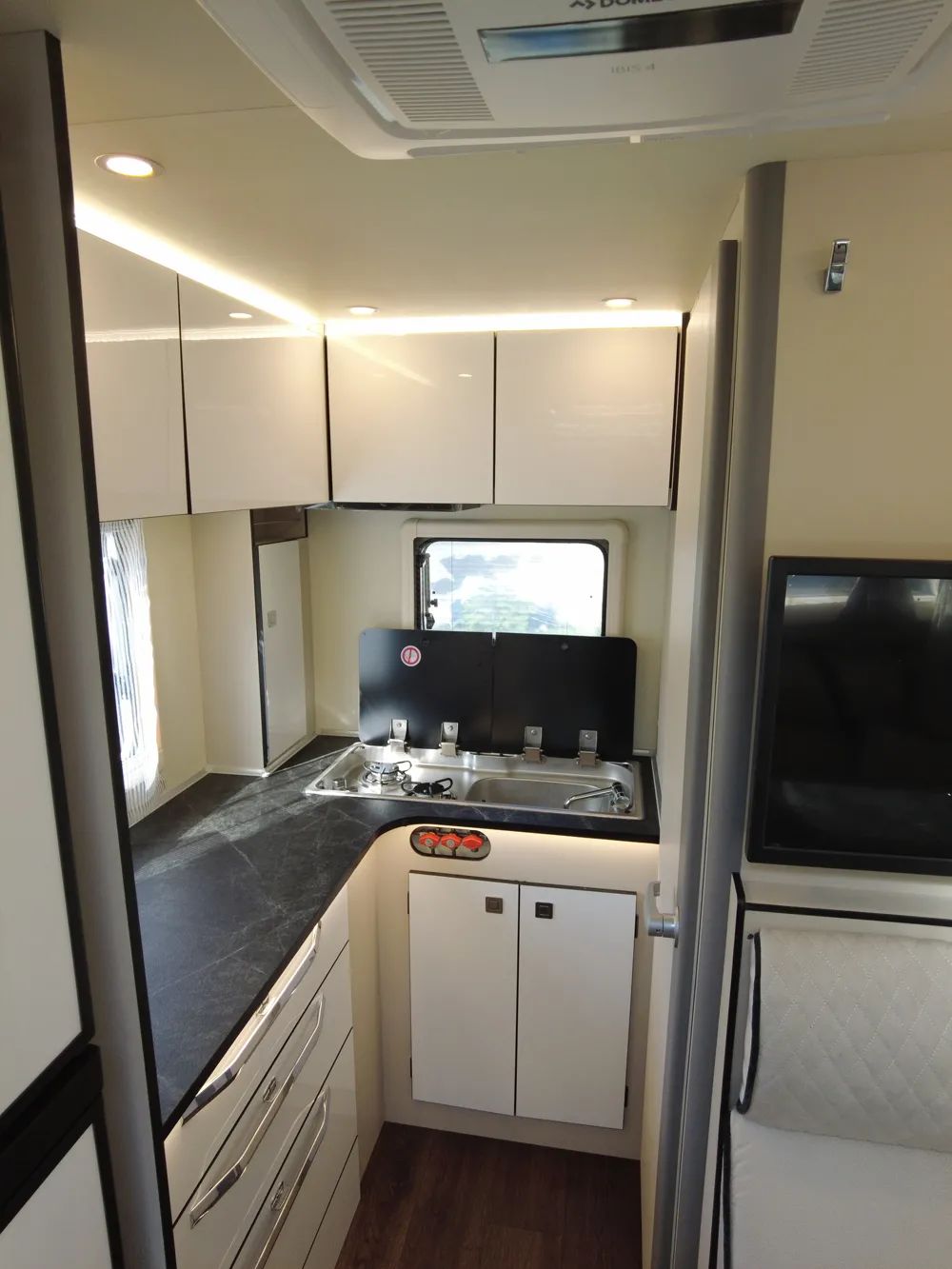 疫情之下，我們?yōu)槭裁催x擇房車(chē)出行？