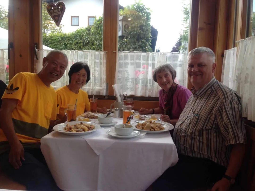 七旬老人開房車帶老伴游世界l中國房車圈最早的“網(wǎng)紅達人” 七旬老人開房車帶老伴游世界l中國房車圈最早的“網(wǎng)紅達人”