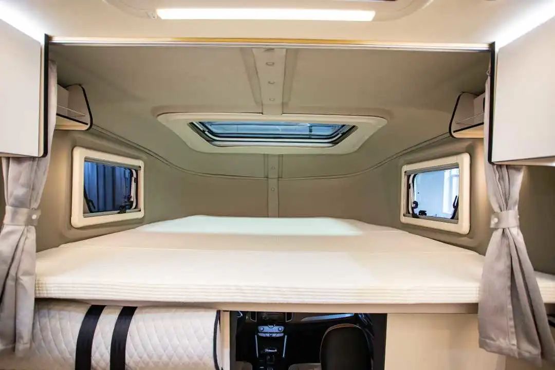 為什么覽眾房車(chē)要采用玻璃鋼“三明治”車(chē)身結(jié)構(gòu)？